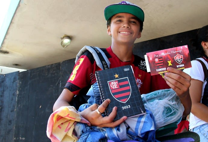 Por ingresso, flamenguista de 14 anos acampa por mais de 18 horas sozinho