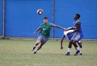 Beto da Silva participa de 1º treino no Grêmio e marca em atividade técnica