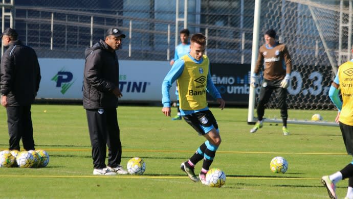 Roger aproveita folga e leva grupo à exaustão: Tira a calça jeans molhada