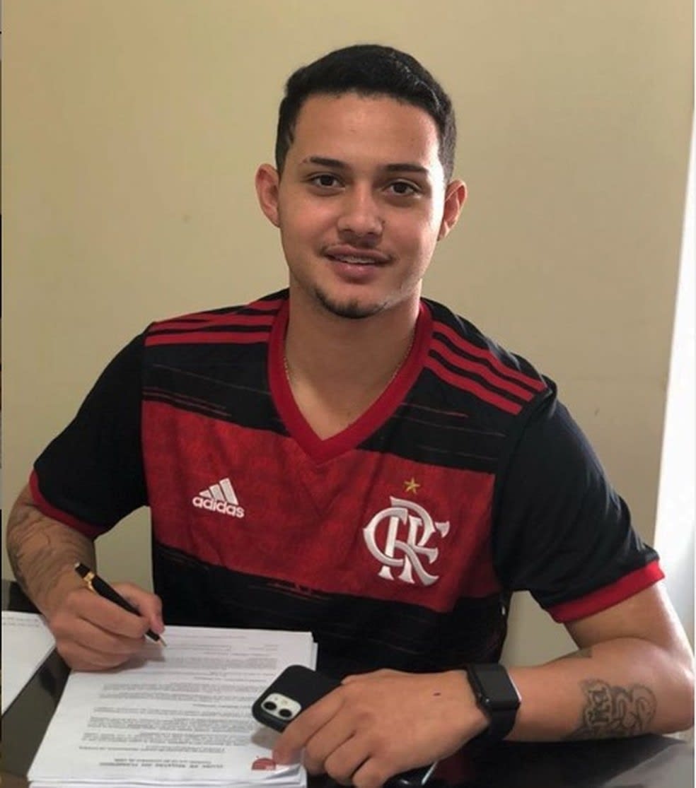 Sobrevivente do incêndio no Ninho, Cauan assina o primeiro contrato profissional com Flamengo