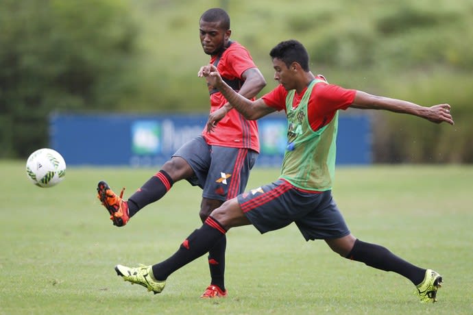 [Torcida Flamengo] Em baixo nível no Flamengo, atacante sofre com vaias, mas ganha respaldo do treinador