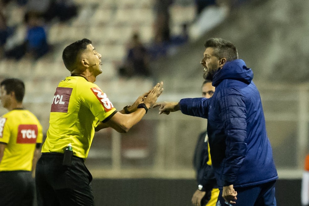 Pezzolano questiona arbitragem em gol anulado do Cruzeiro: Não é sem querer