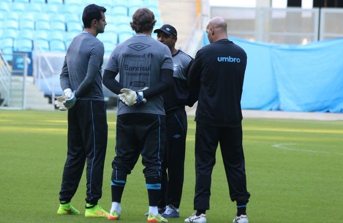 Roger faz reunião com opções para substituir Marcelo Grohe em treino