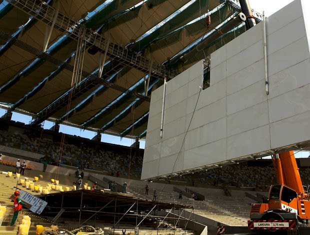 Estruturas dos telões do Maracanã começam a ser colocadas