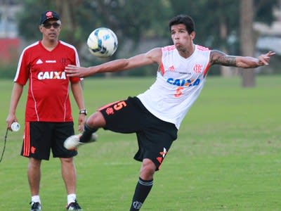 Cáceres é convocado e desfalca Flamengo em pelo menos dois jogos