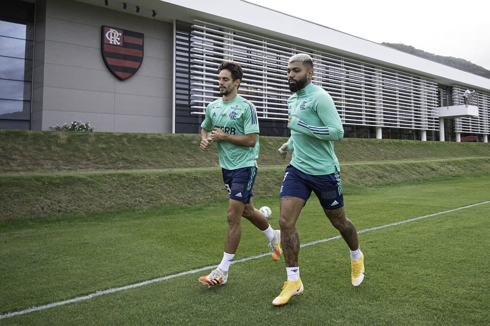 Flamengo se prepara no Ninho para duelo contra o Santos; dupla treina com grupo mas ainda é dúvida