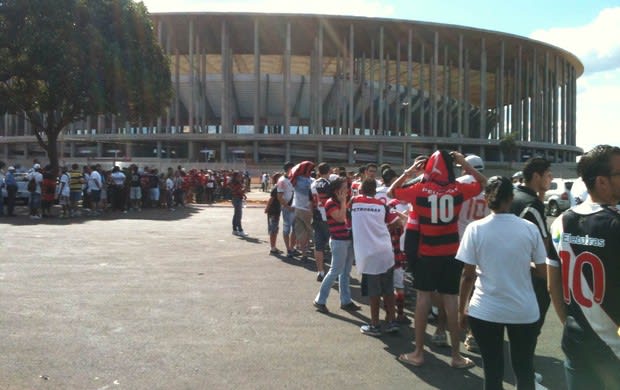 Fila grande e churrasco da paz dão o clima do Mané antes de Vasco x Fla