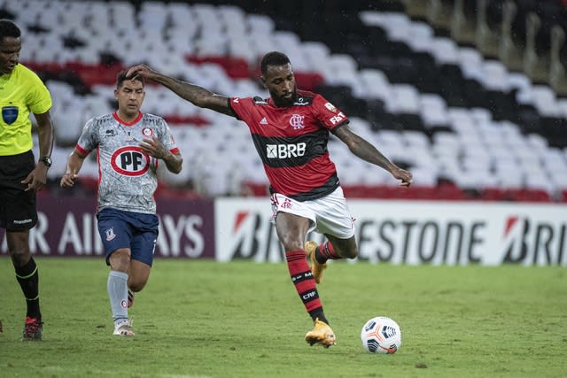 Sem Gerson e Rodrigo Caio, Flamengo embarca para Quito e valoriza bom momento de Vitinho e Michael