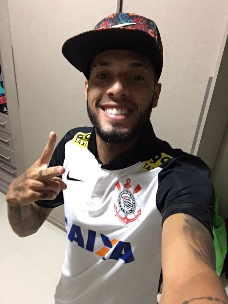 Paulinho aparece em foto na web com camisa do Corinthians