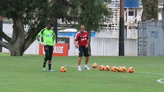 Felipe treina, sai com bolsa de gelo, mas pode voltar contra o Botafogo