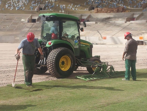 Primeira parte da grama do Maracanã começa a ser instalada