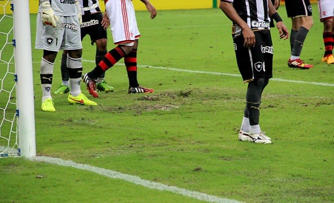 Gramado da Arena AM volta a apresentar falhas em duelo da Série A