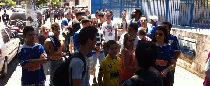 Cruzeirense enfrenta longa fila para garantir ingresso para jogo do título