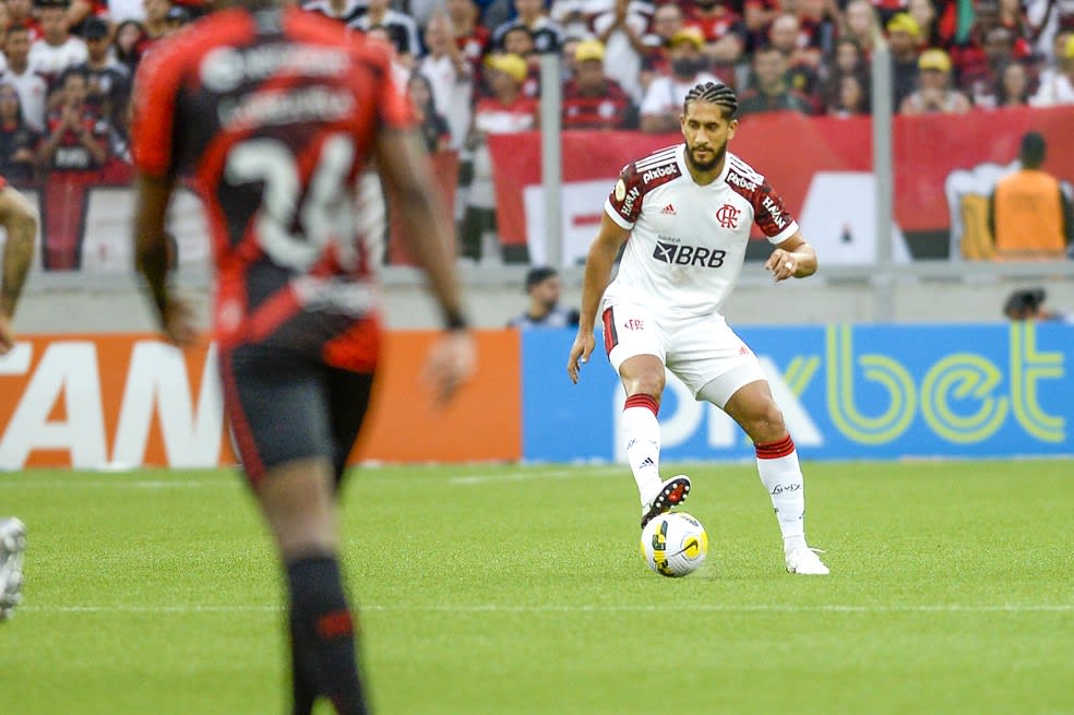 NOTAS DA PARTIDA: com muitos erros de passe, volantes Gomes e Thiago Maia são os piores em Curitiba