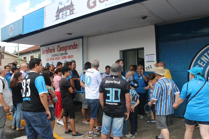 Torcida do Grêmio lota estádio e dá clima de partida à vera a jogo-treino