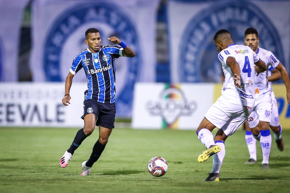 Paixão que não se mensura, Léo Chu ressalta lado torcedor no vestiário do Grêmio