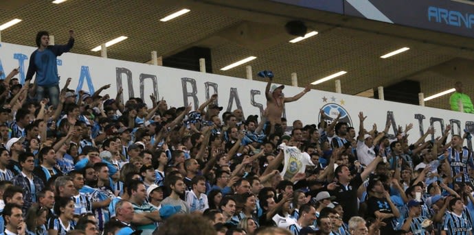 Parte de torcida gremista canta macaco e é vaiada na Arena