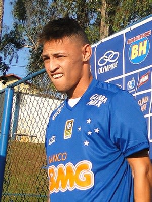 Neílton evita comparações com Neymar e explica opção pelo Cruzeiro