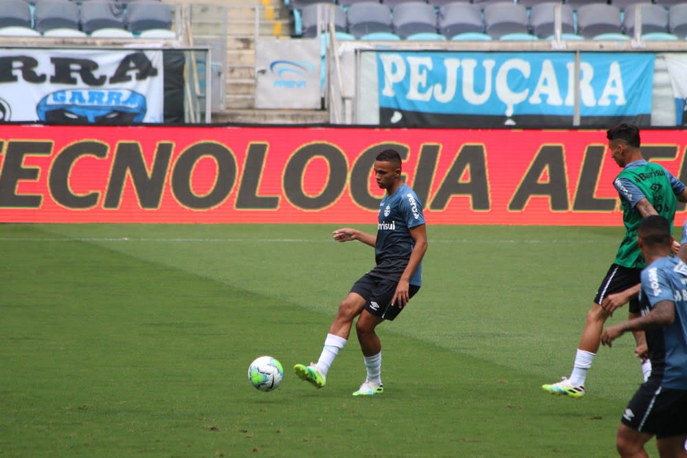 Quarta opção, jovem lateral pode ganhar primeira chance no Grêmio; conheça