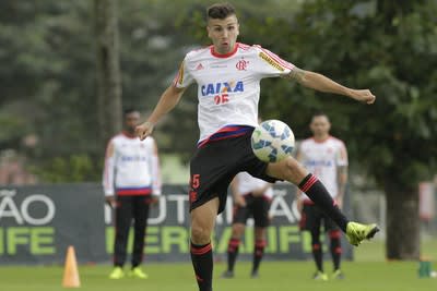 Na mira do Newells, Mugni não segue com o Flamengo para Cuiabá