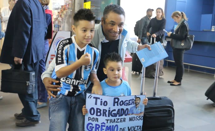 Criança leva cartaz na volta do Grêmio após vitória: Obrigado, tio Roger