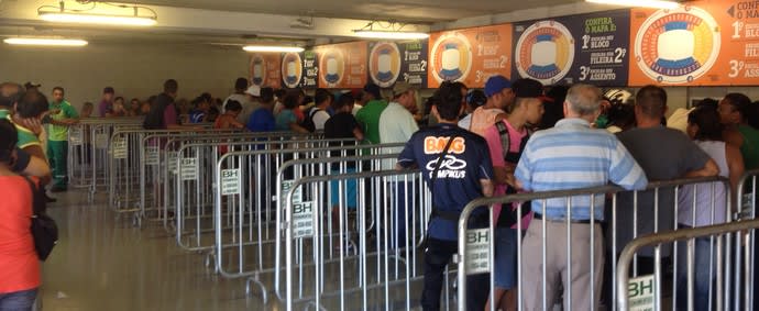 Confusão e muita fila marcam início da venda de ingressos para jogo da festa