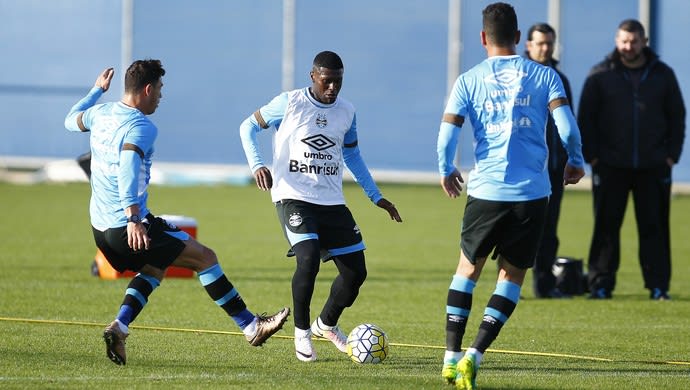 Meia de origem, jovem ala aproveita brecha para virar aposta no Grêmio