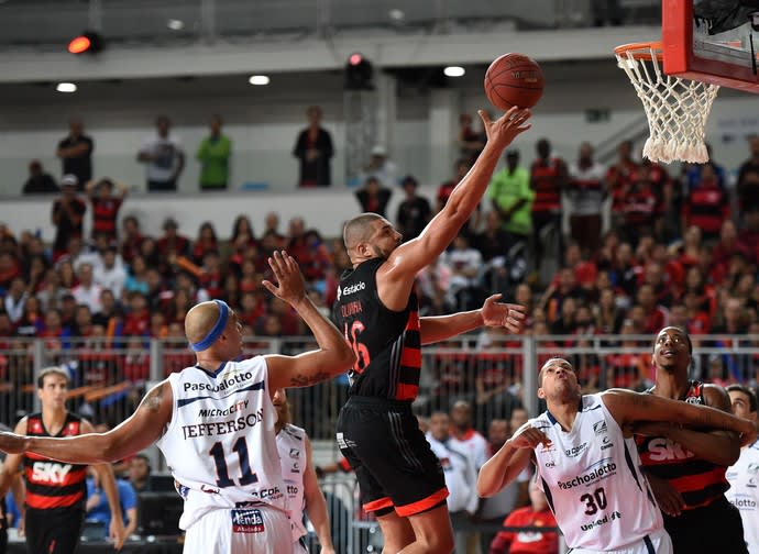 Fla e Bauru abrem NBB 9 na reedição da última final; Vasco encara o Brasília