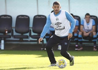 Edinho não descarta sair do Grêmio e pode ir ao Coxa em troca por Negueba