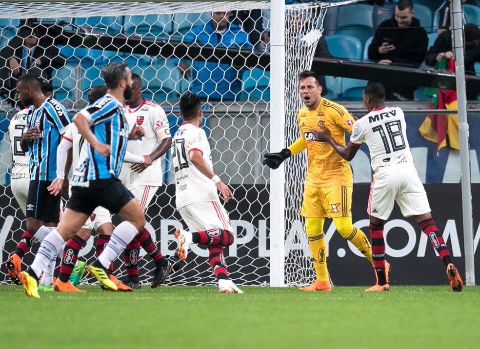 Diego Alves reencontra o Grêmio em cenário onde deixou marcas pelo Flamengo; relembre