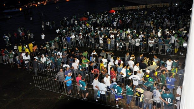 Demora na abertura dos portões  forma as primeiras filas no Serra