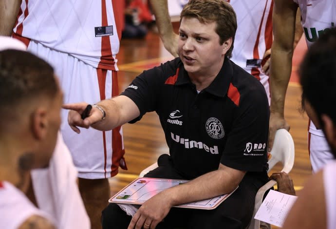 De Conti, do Paulistano, bate Neto, do Fla, e é eleito melhor técnico do NBB