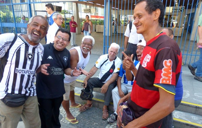 Tricolores e vascaínos amanhecem com provocações: ‘Hoje é segunda!’