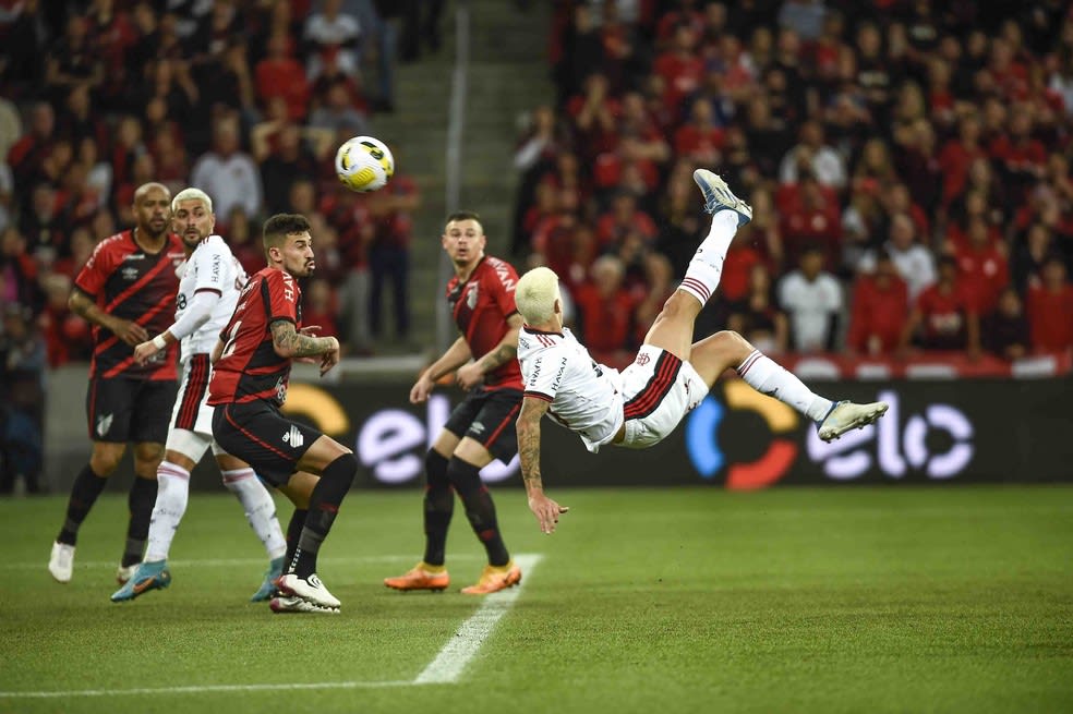 Gol de bicicleta de Pedro, contra o Athletico-PR, é eleito o mais bonito do Flamengo em 2022