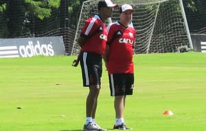 Jogadores do Flamengo fazem primeiro treinamento físico no campo