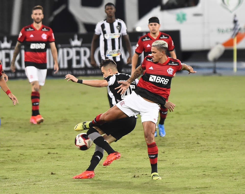 Pedro se machuca e é substituído no Flamengo após dez minutos no clássico com Botafogo