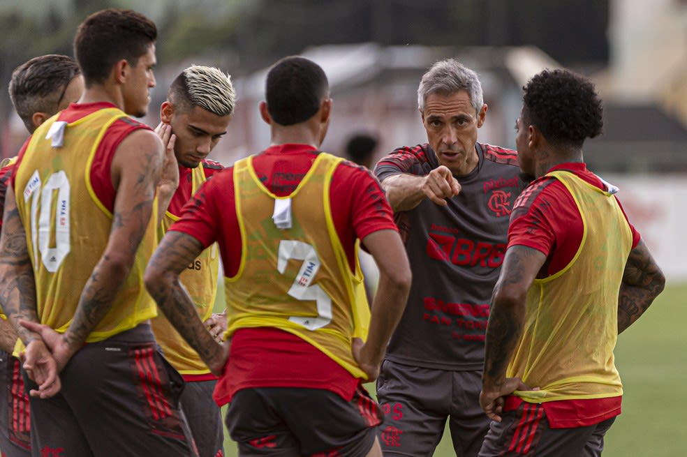 Torcedores do Flamengo dão apoio a técnico, que ganha pontos com time por papo reto