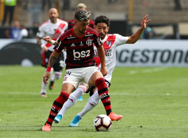 Interesse do Boca Juniors em Arrascaeta leva diretor do Flamengo a ironizar proposta.