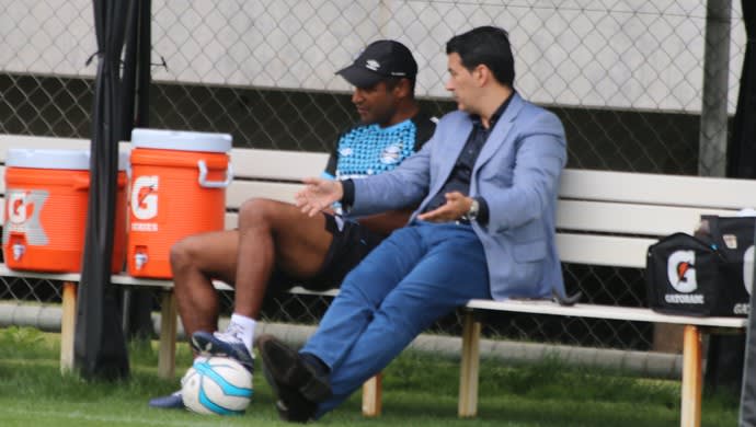 Grêmio revela assédio a Roger e usa renovação para dar tranquilidade