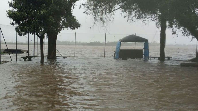 Cheia do Guaíba alaga área de ações sociais do Grêmio, mas CT escapa