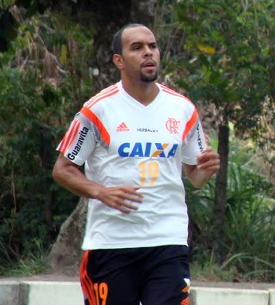 Em treino, Alecsandro marca um golaço de calcanhar e ganha aplausos