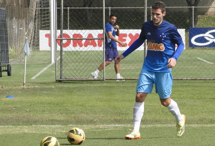 De volta ao Cruzeiro, Léo Bonatini já treina com a base na Toca da Raposa II