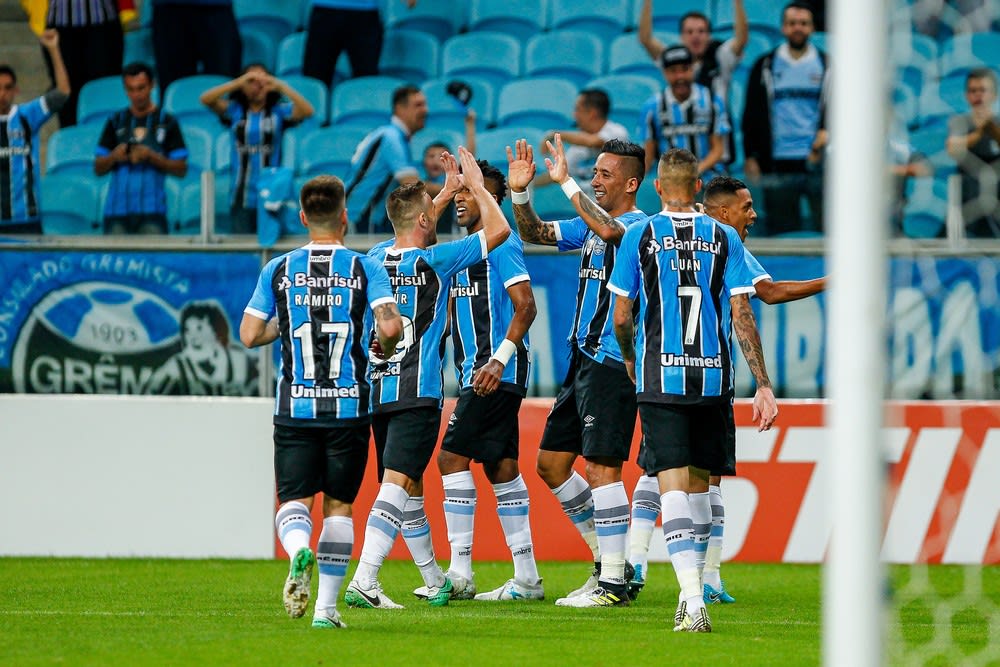 De pé em pé, Grêmio goleia com pressão no Atlético-PR e pode até poupar na volta