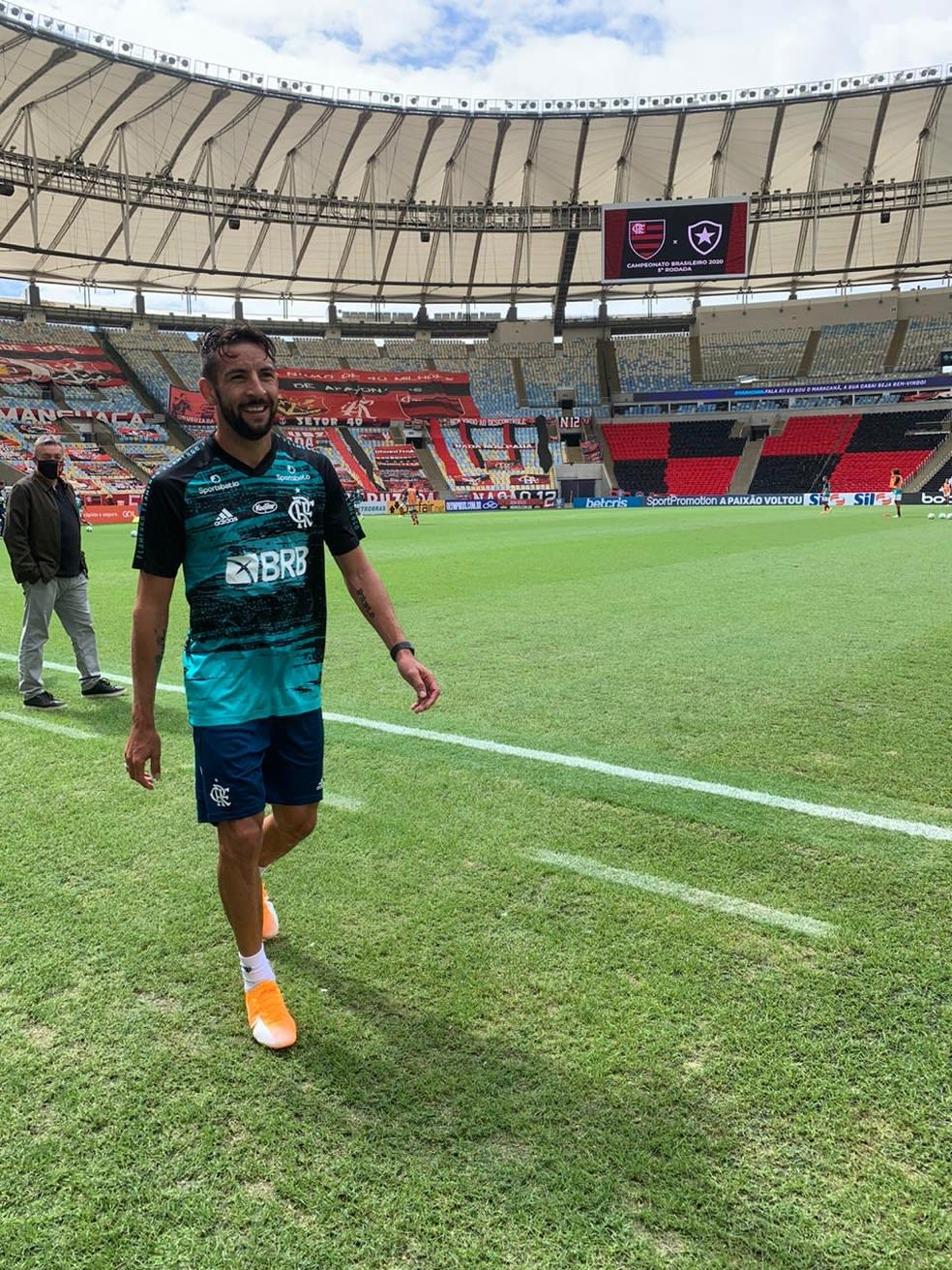 Isla corre no gramado do Maracanã antes do clássico