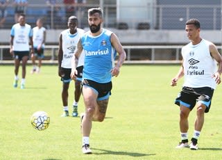 Renato comanda treino tático em dia de jogo de reservas do Grêmio