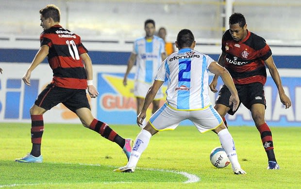 Flamengo vence o Macaé e mantém fio de esperança de vaga na semifinal