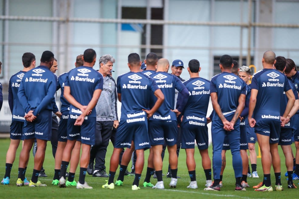 Reinaldo é anunciado pelo Grêmio, após ser dispensado do São Paulo