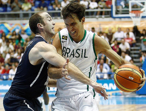 Aos 38 anos, Marcelinho soma histórico de confusões em quadra