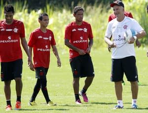 Após reclamação de Dorival, campo do Ninho do Urubu recebe melhorias