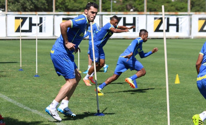 Rhodolfo volta aos treinos no Grêmio e tem chance de enfrentar o Vitória